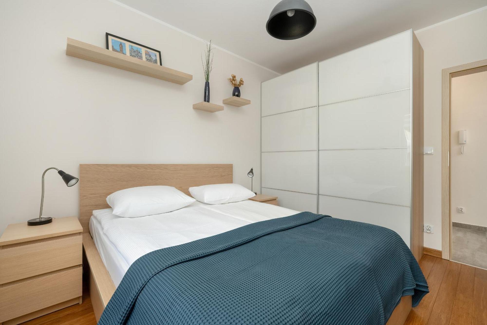 One Bedroom Apartment Nadodrze With Free Garage Wroclaw By Noclegi Renters Exterior photo
